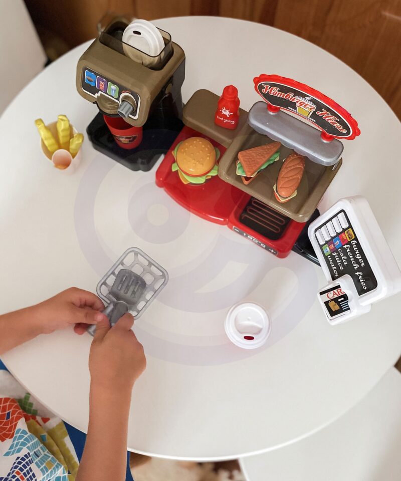 Lapsed mängimas kiirtoidu komplektiga