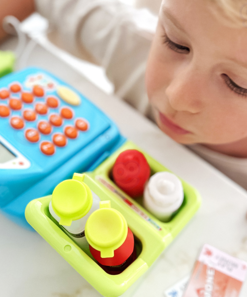 Realistlikud skaneerimishelid mängukassas