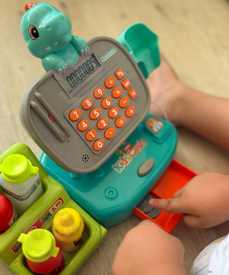 Laste mängukassa realistlike funktsioonidega