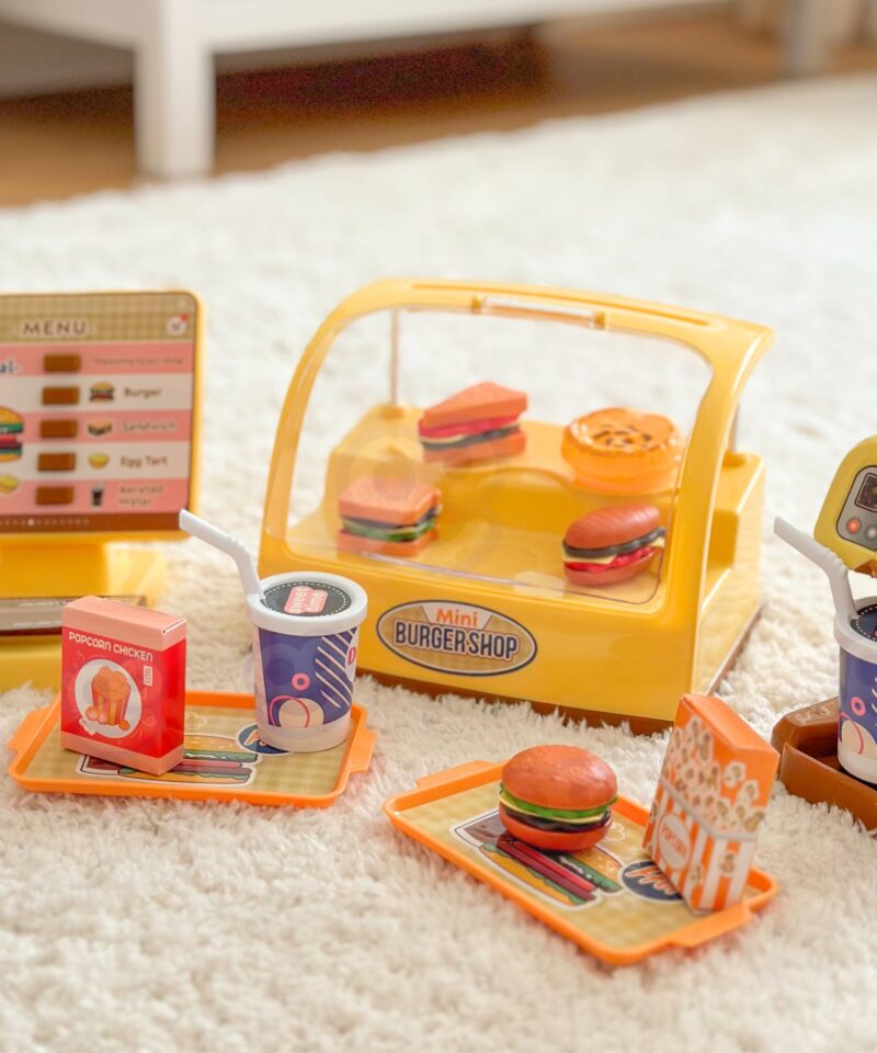 Lapsed mängimas kiirtoidurestoranis