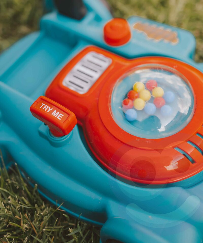 Värvilised kuulikesed muruniiduki sees