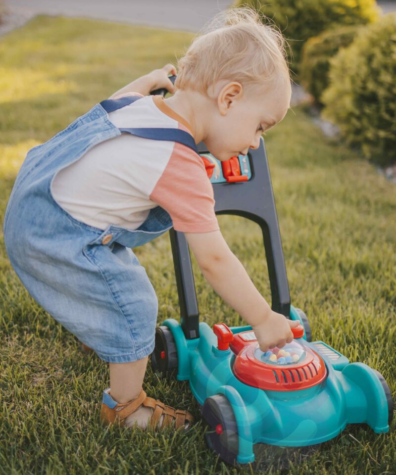 Punane kiiver ja kütusekanister komplektis