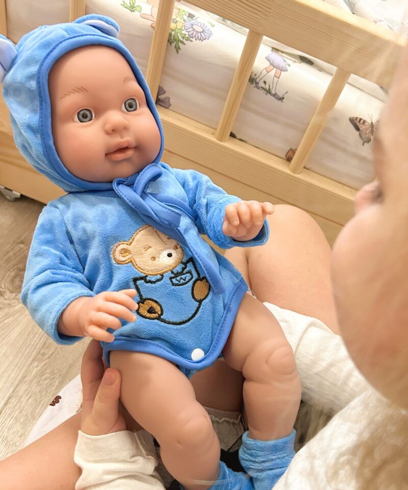 Beebinukk karukostüümis kapuutsiga