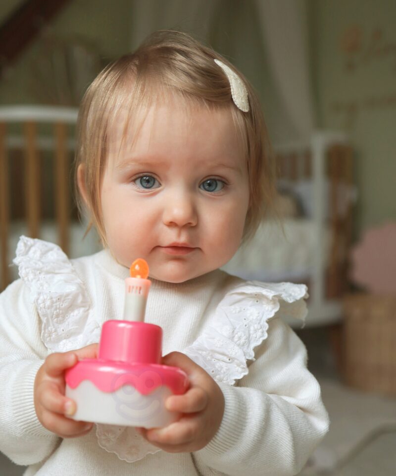 Sünnipäevatordiga interaktiivne nukk