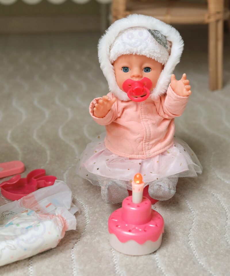 Sünnipäevatordiga interaktiivne nukk