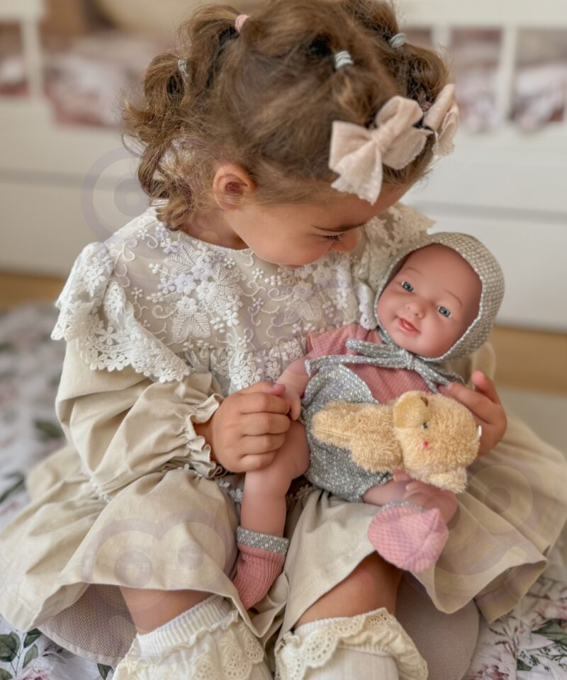 Beebinukk, mis arendab hoolitsusoskusi