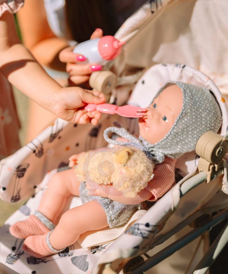 Beebinukk koos mängukaruga