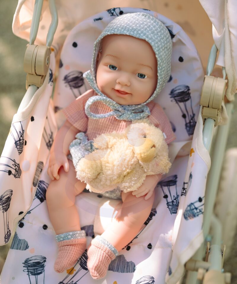 Beebinukk, millel on liikuvad jäsemed