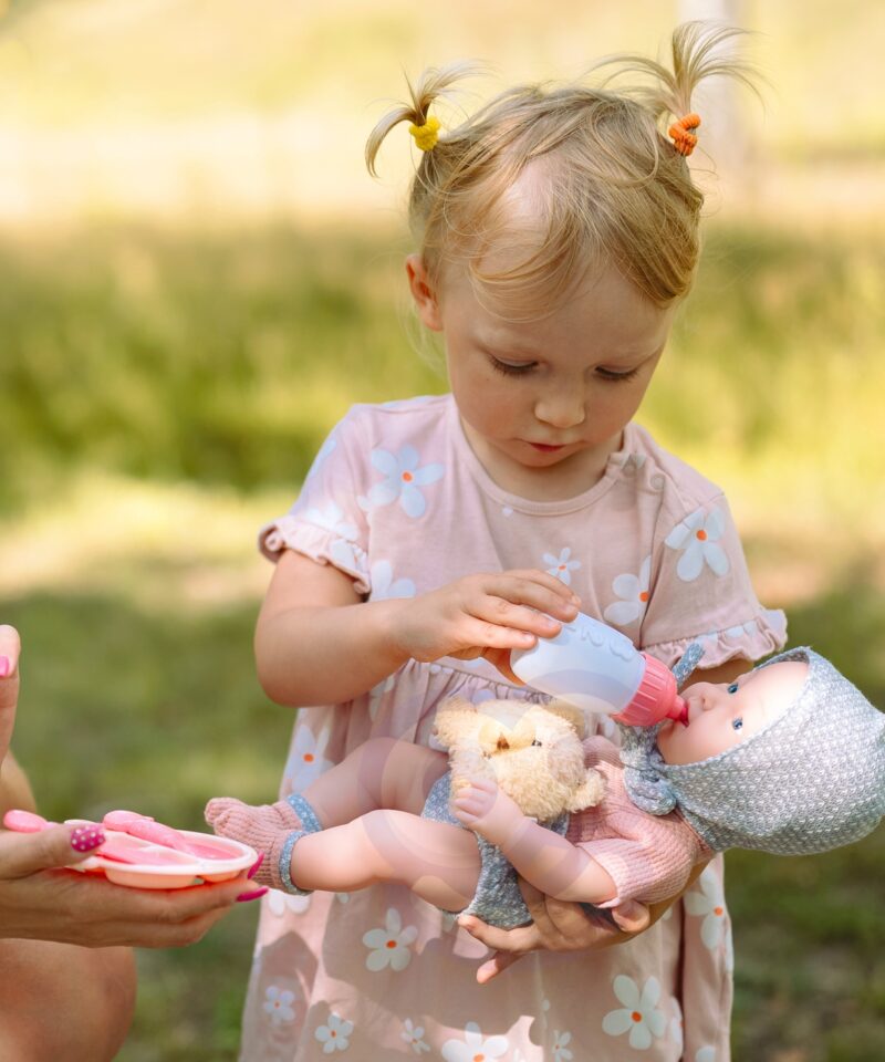Beebinukk, millel on liikuvad jäsemed