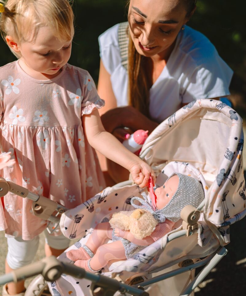 Beebinukk, millel on liikuvad jäsemed