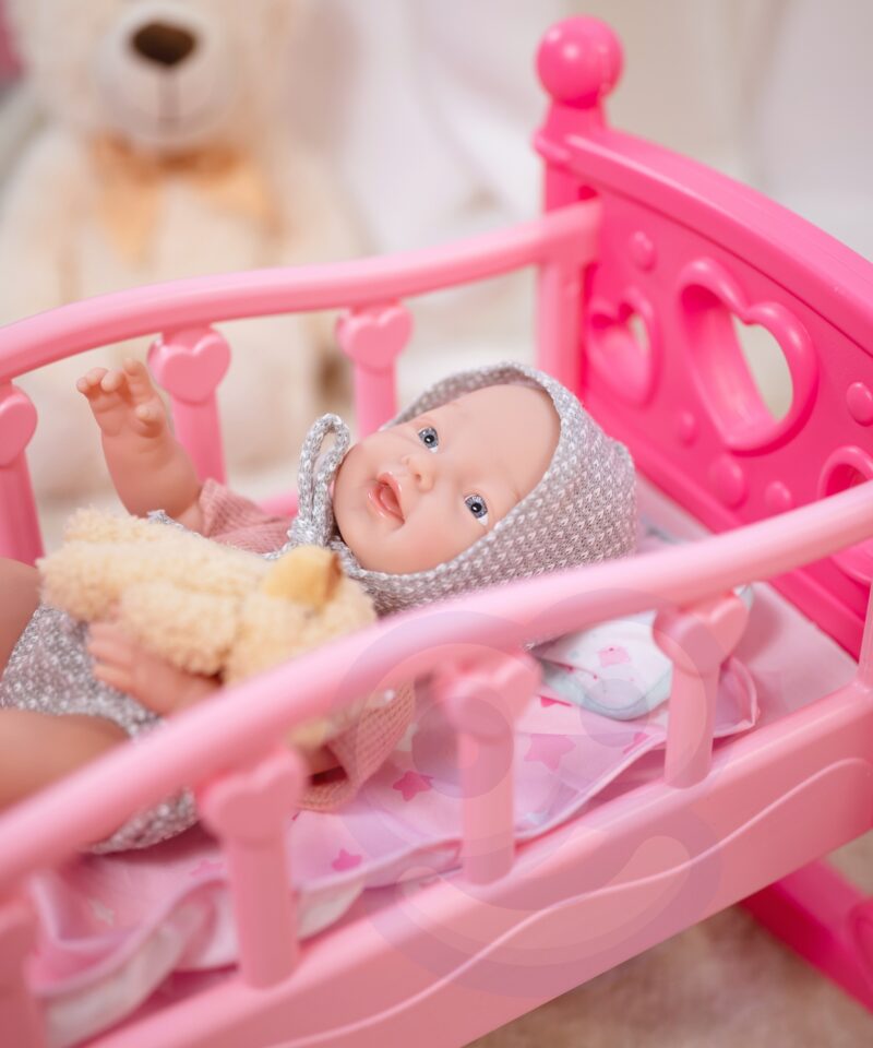 Beebinukk, millel on liikuvad jäsemed