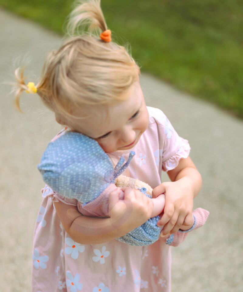 Beebinukk, millel on liikuvad jäsemed