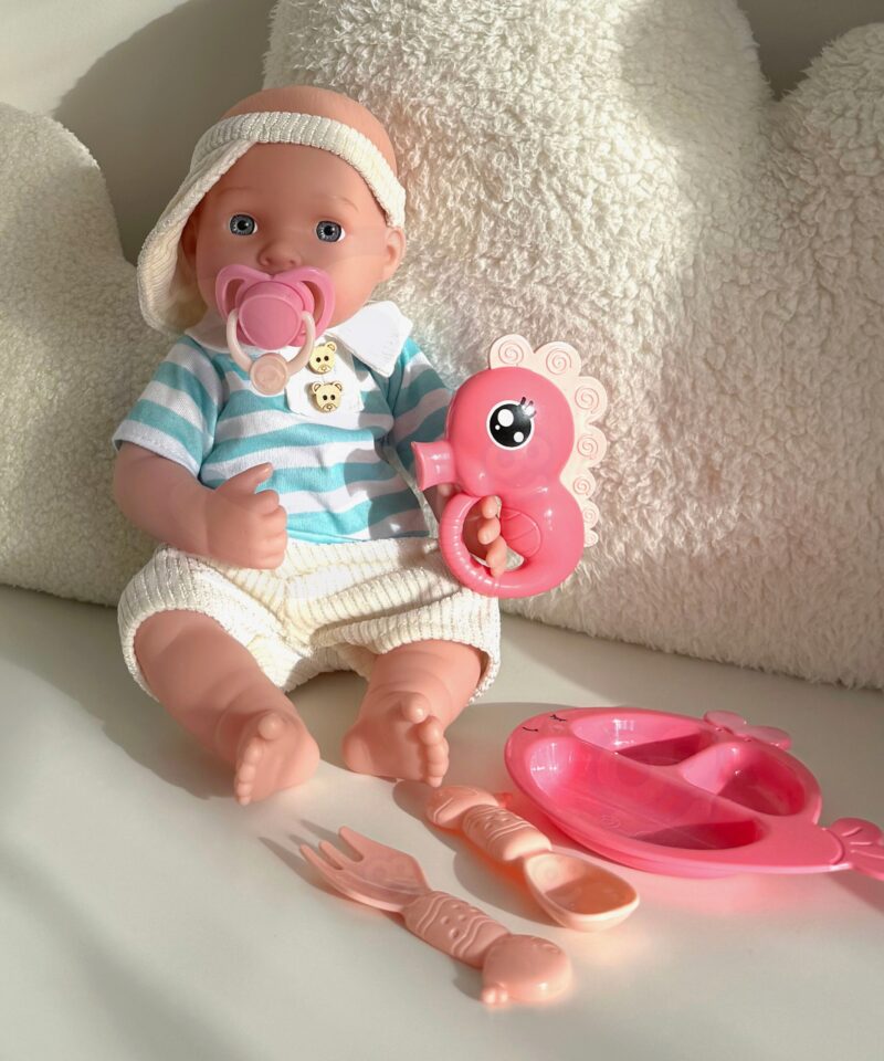 Komplekt sisaldab söötmis- ja mähkimistarvikuid