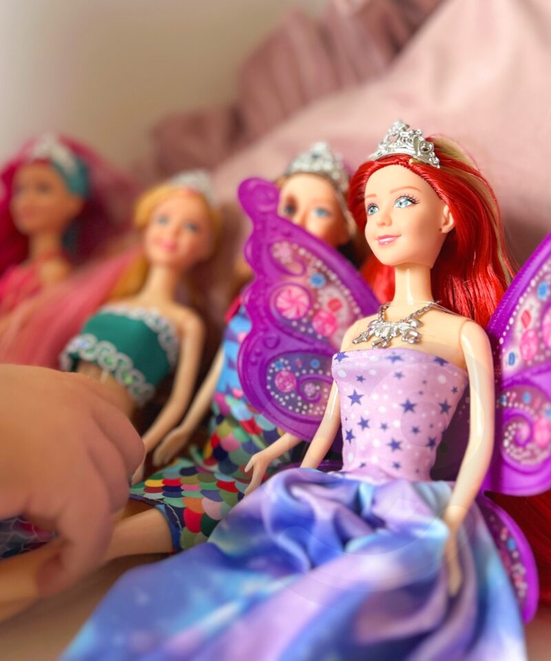 Lapsed mängivad nukkudega