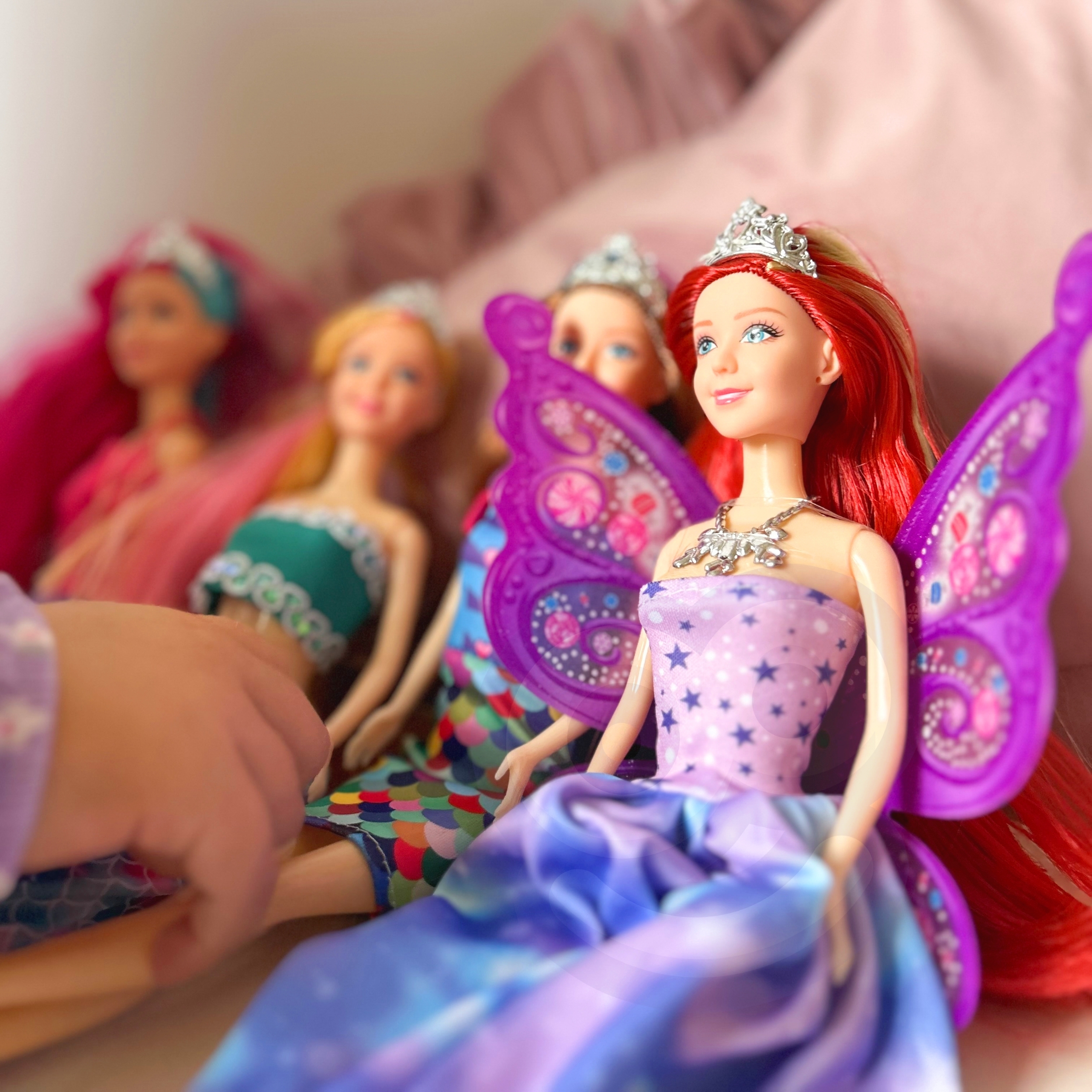 Lapsed mängivad nukkudega