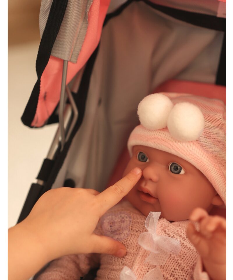 Nukubeebi magus nägu ja liikuvad jäsemed