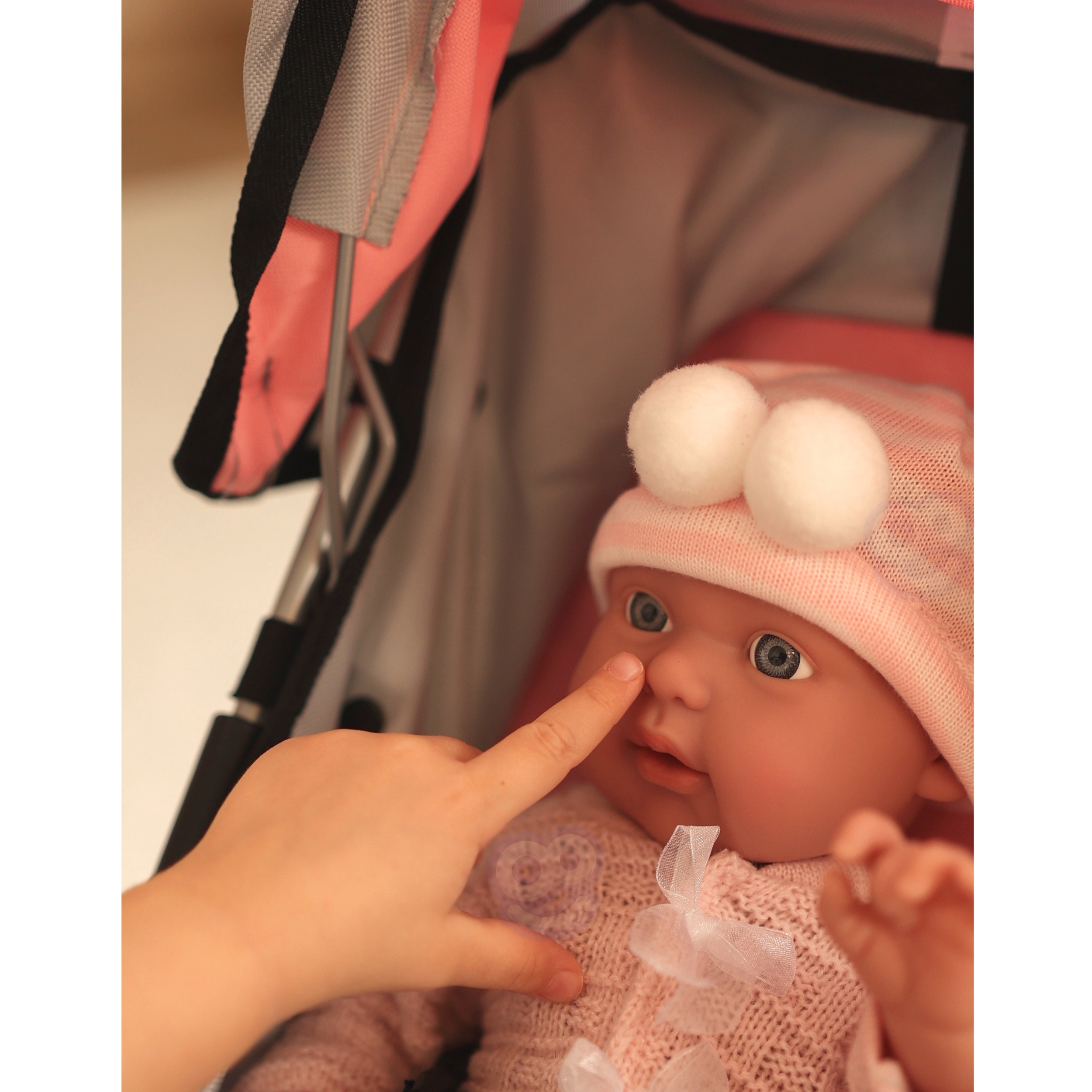 Nukubeebi magus nägu ja liikuvad jäsemed