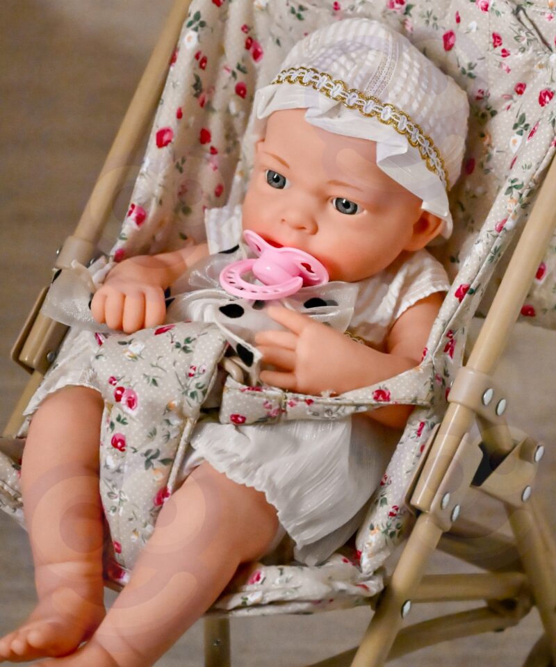 Realistlik nukk tarvikutega