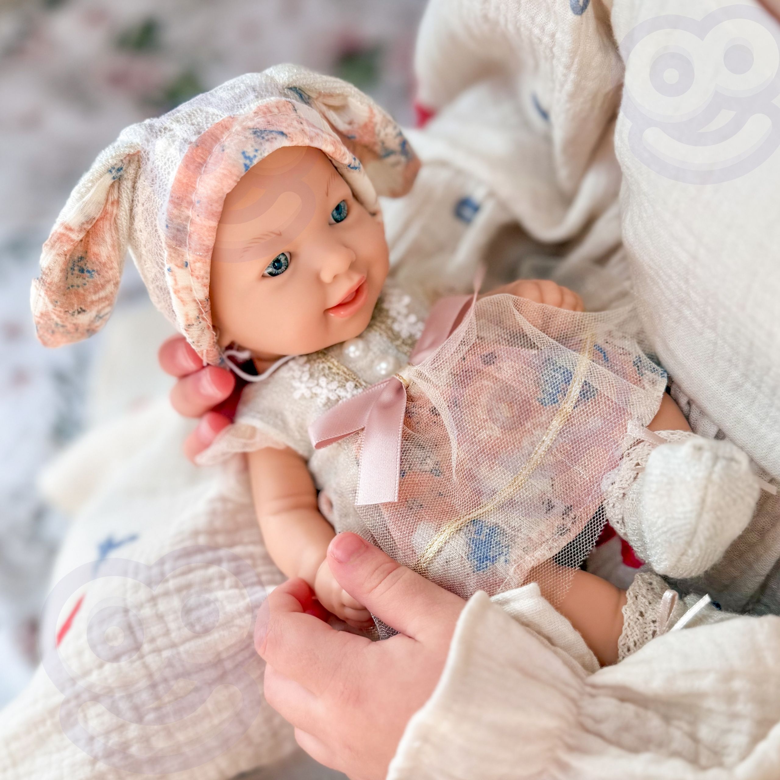 Pastelsetes toonides beebinukk pitsi ja lipsuga