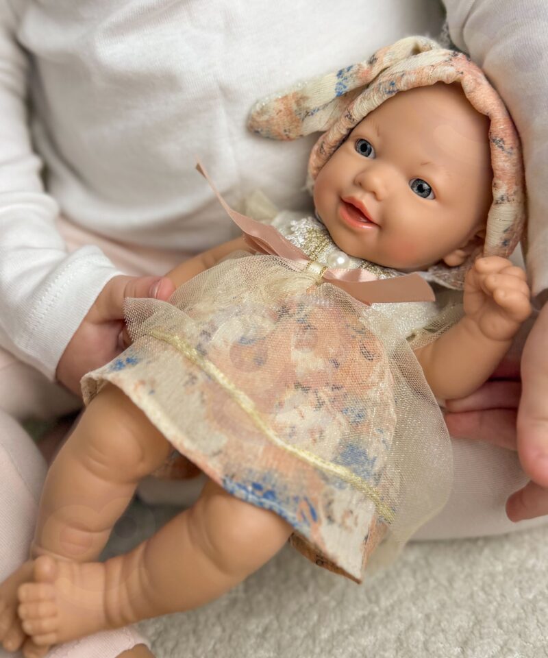 Naeratava näoga vintage beebinukk