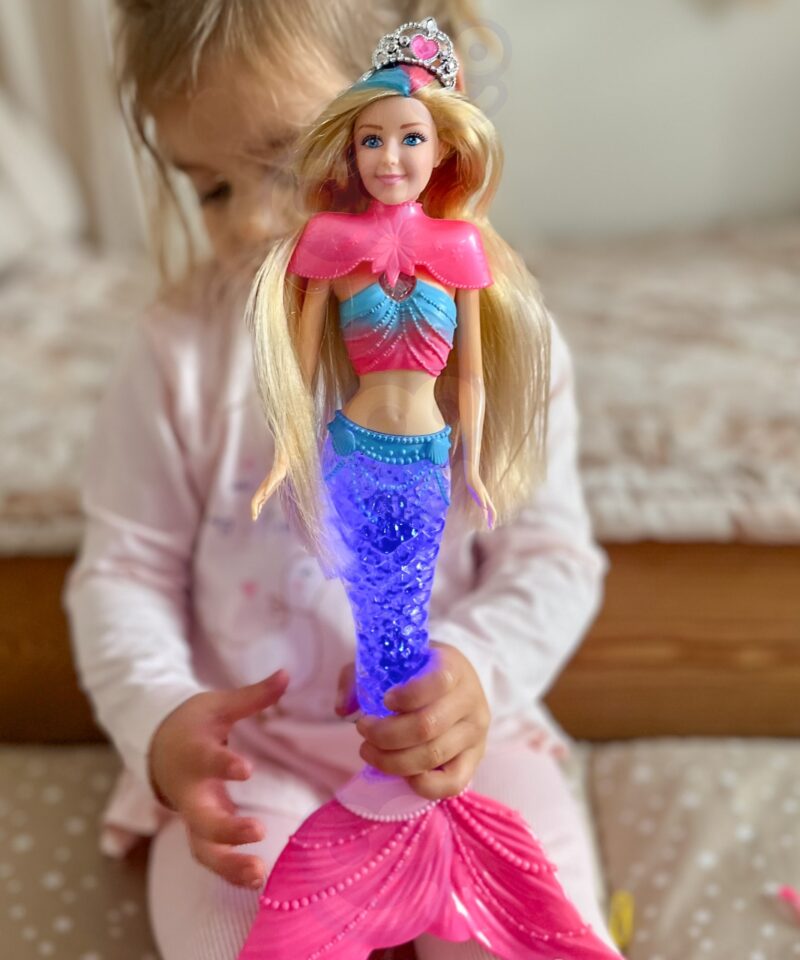 Pikad blondid juuksed ja vikerkaarevärviline saba