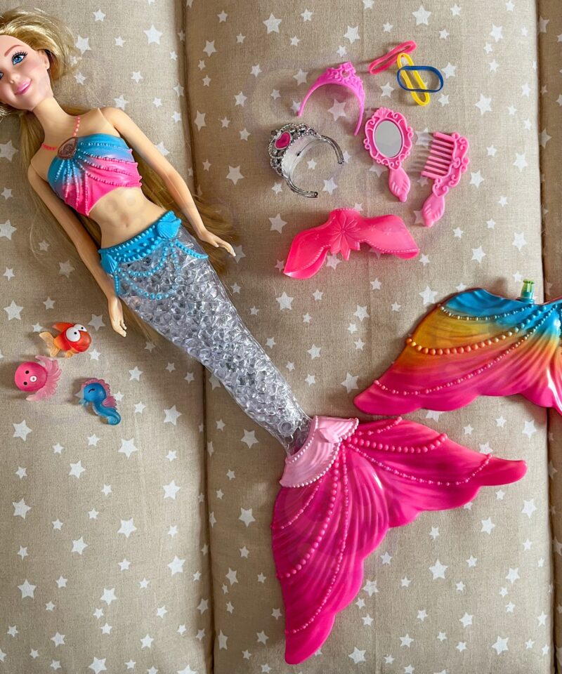 Merineitsi nukk koos stiliseerimisvahenditega