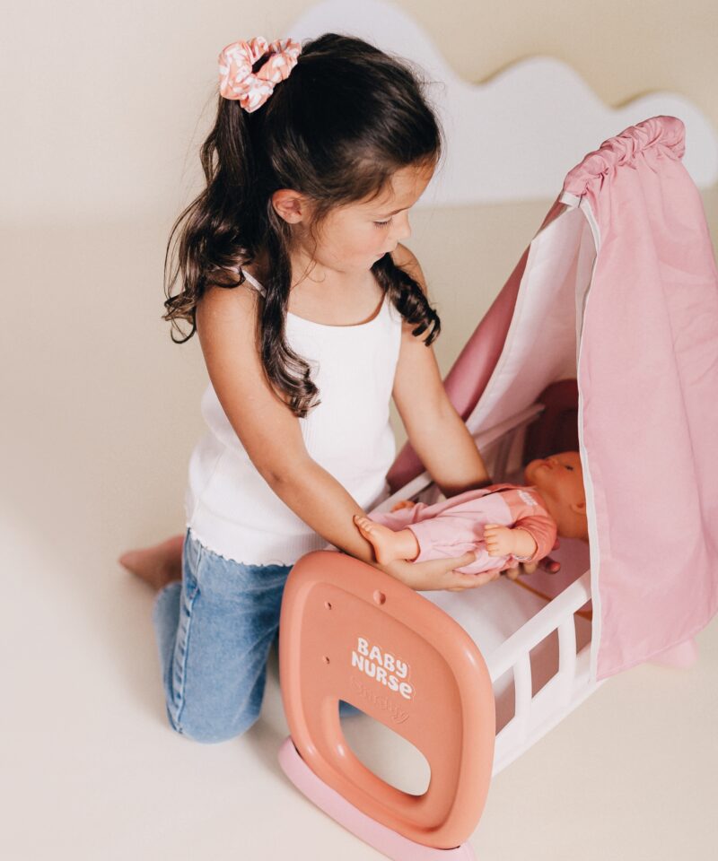 Võrevoodi nukule tüdrukute toas