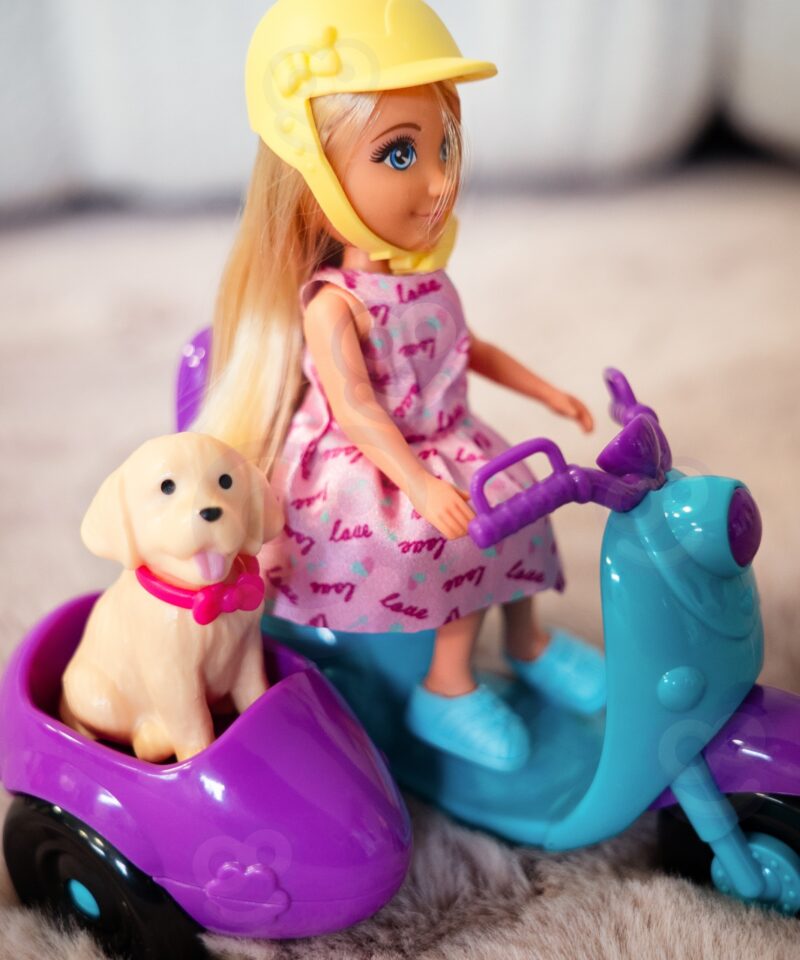 Laps mängib nukuga ja skuutriga