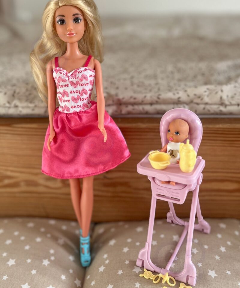 Lapsed mängivad ema ja beebi rolli