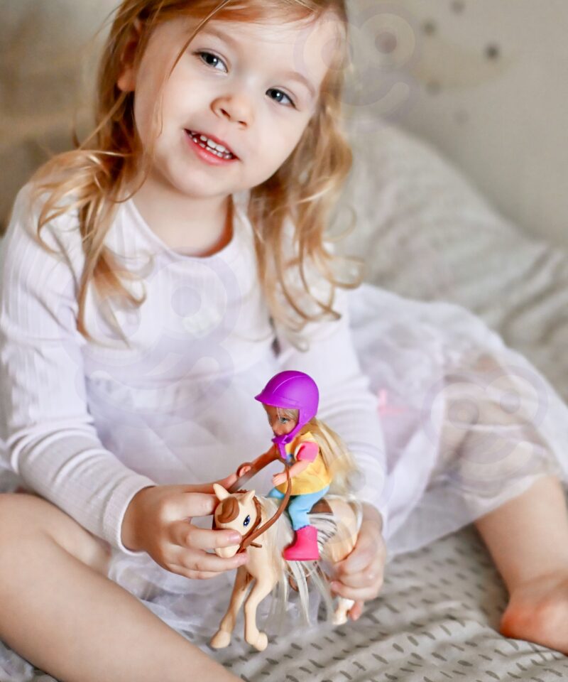 Nukk ratsariietuses ja hobune