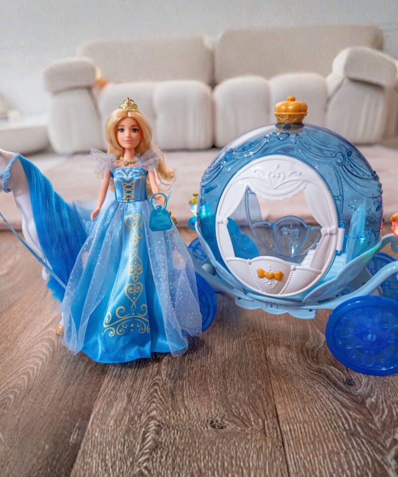 Elegantne valge hobune sinise lakaga