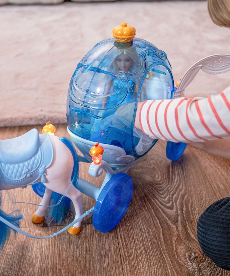 Karussell jäävärvide ja läbipaistvate detailidega