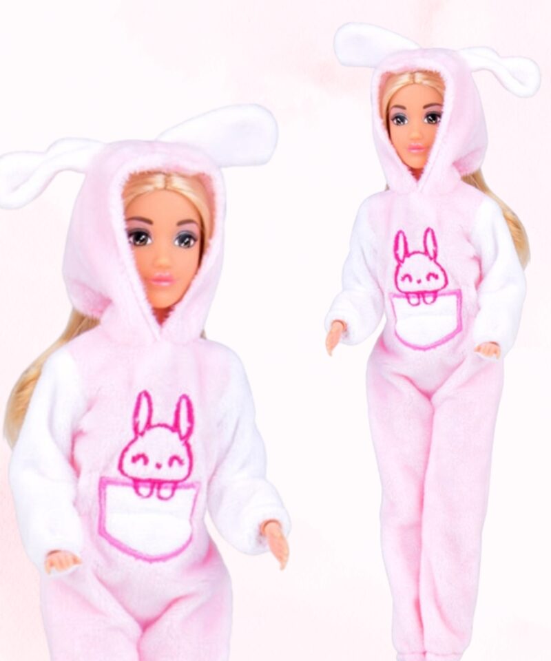 Nukukomplekt roosades jänesekostüümides