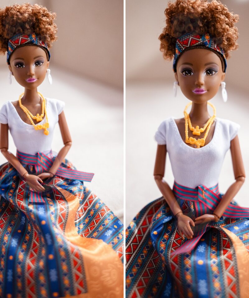 Nukk kõrgete kontsade ja ehetega