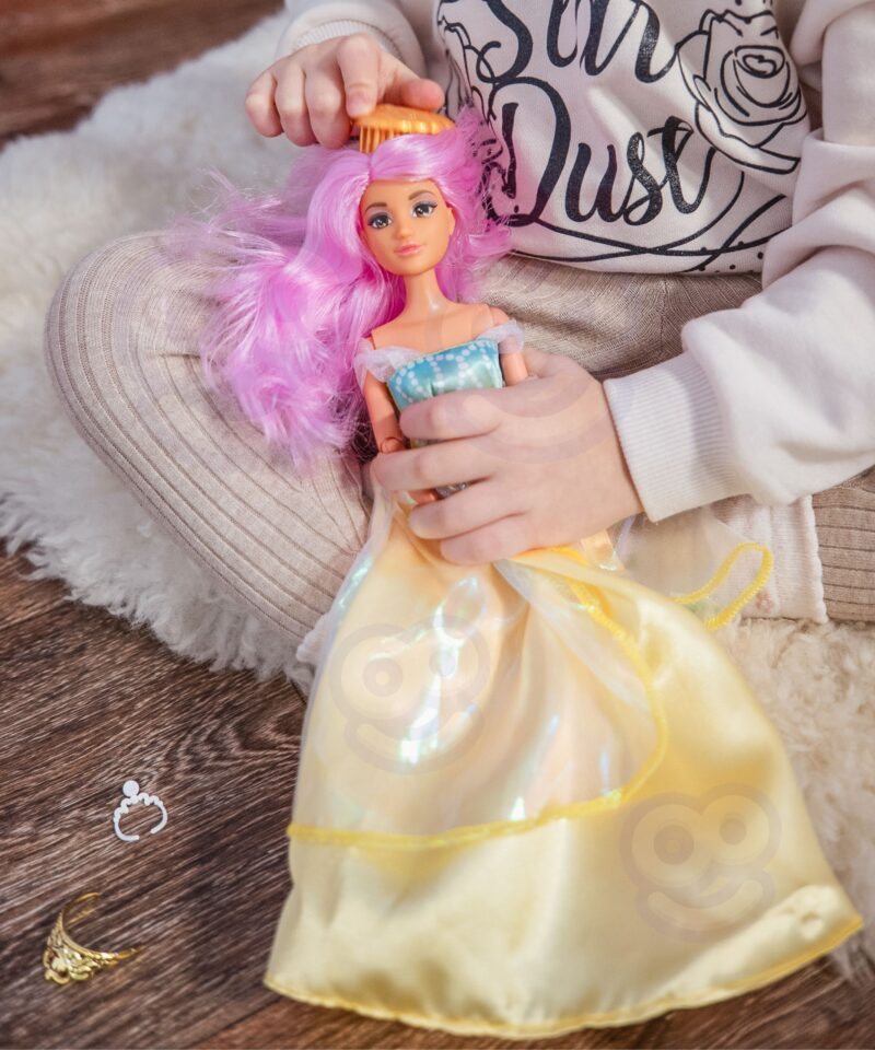 Nukukomplekt roosade juustega printsessile