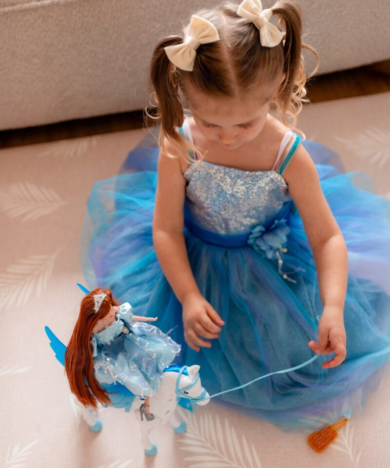 Valge hobune türkiissiniste detailidega