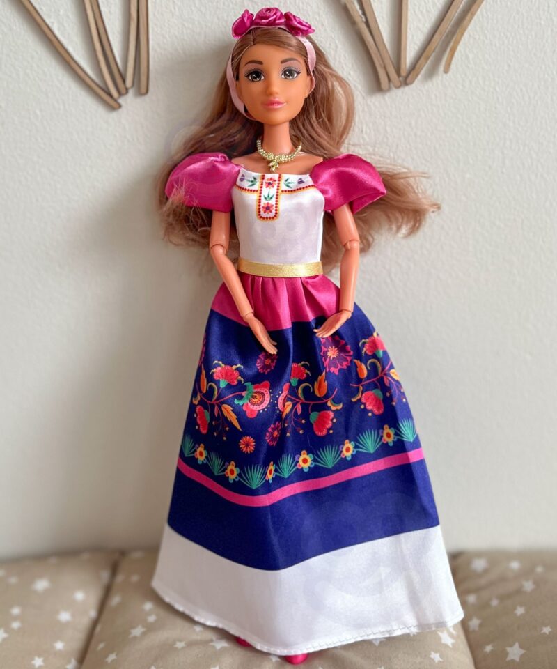 Lily nukk Mehhiko kostüümis