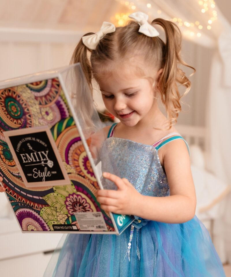 Nukk pruunide juustega