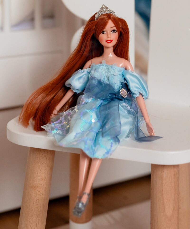 Nukk hõbedaste kingadega