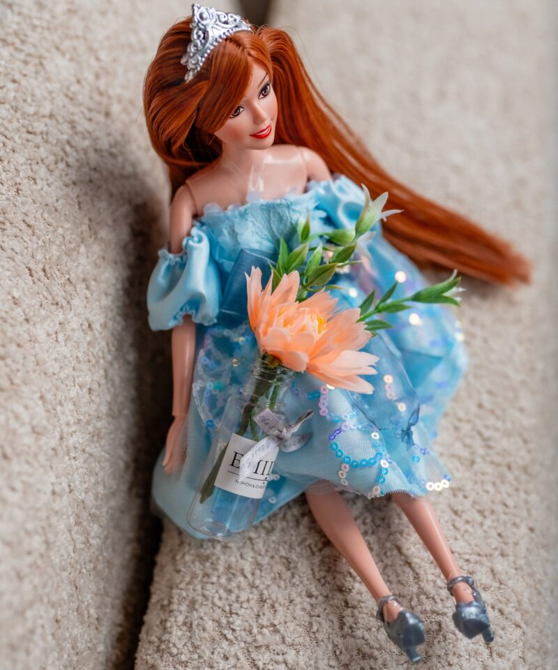 Kaunis nukk lillekimbuga