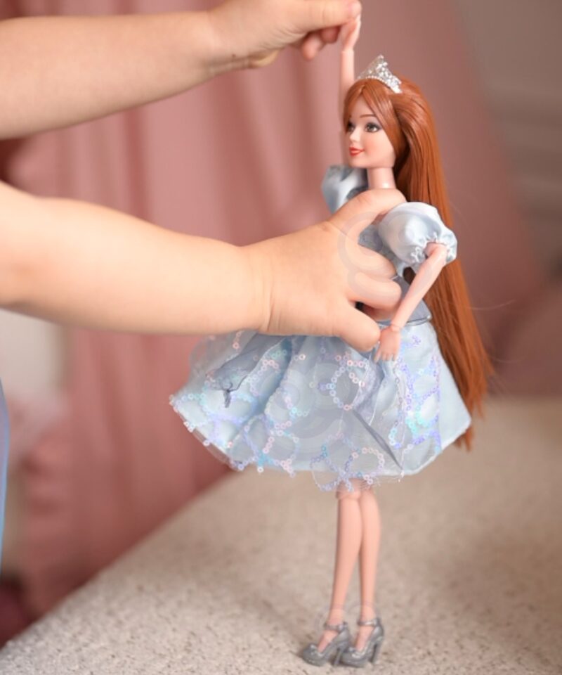 Kaunis nukk lillekimbuga