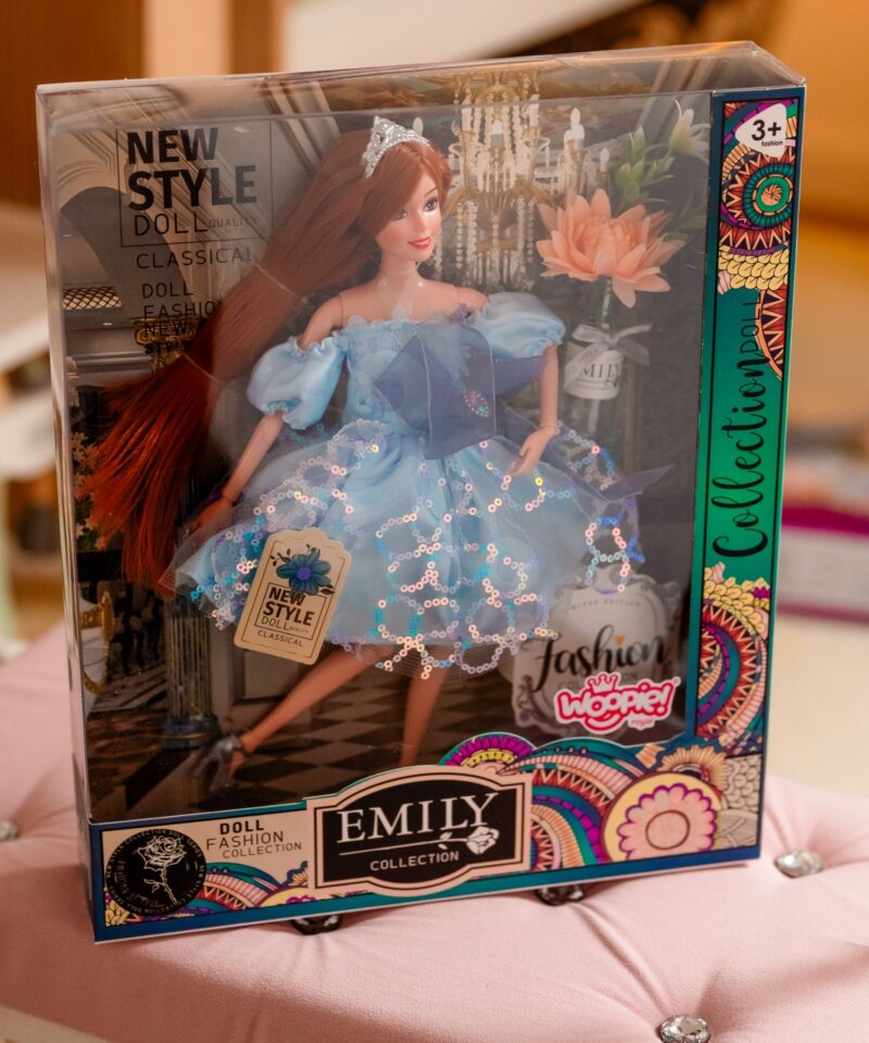 Kaunis nukk lillekimbuga