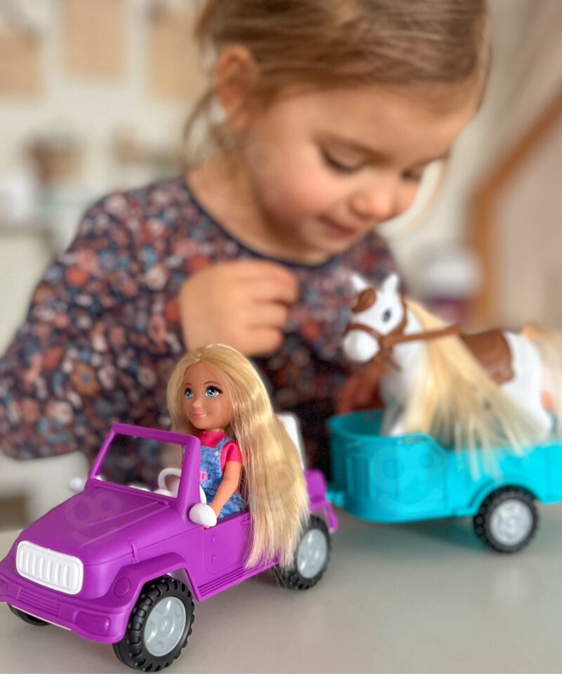 Nukk suvises riietuses mängukomplektis