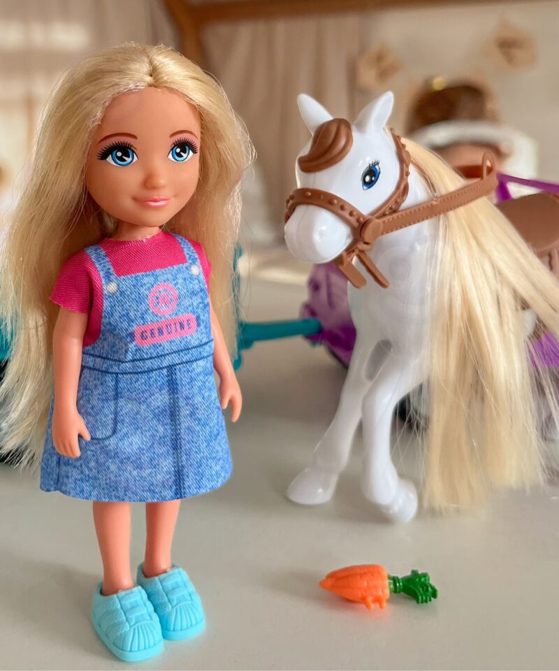 Lilla maastikuauto ja türkiissinine haagis