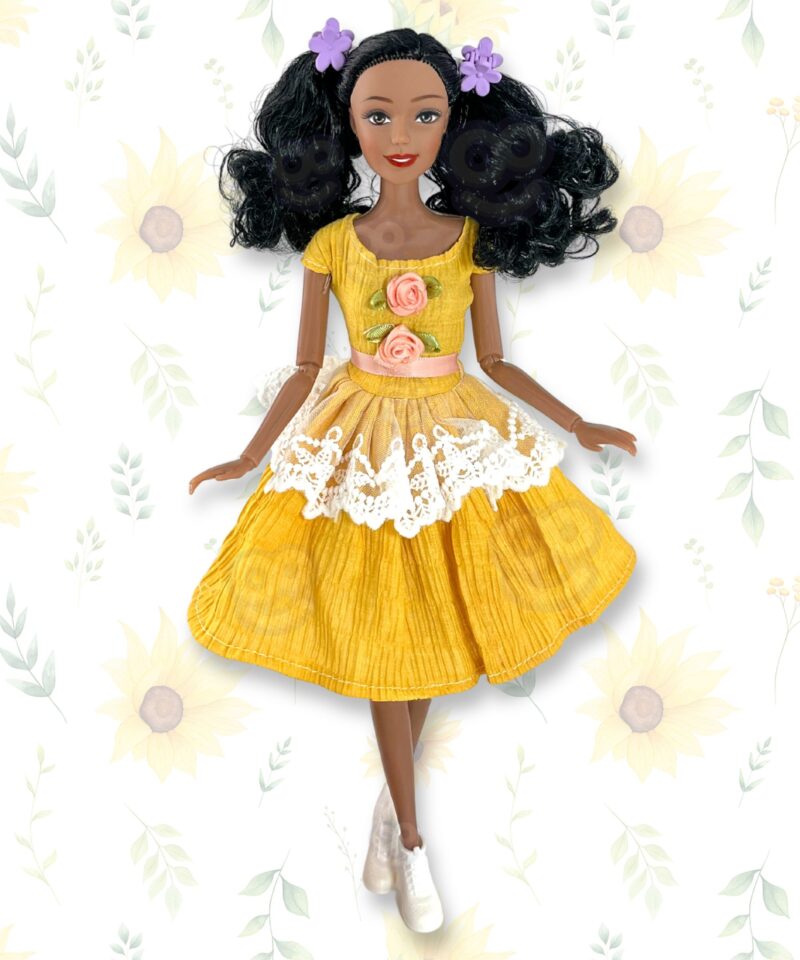 Nukk mustade lokkis juustega