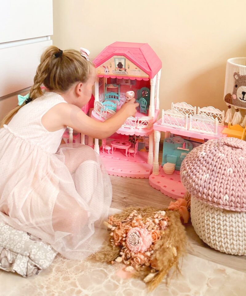 Nukud mängivad kahe korrusega majas