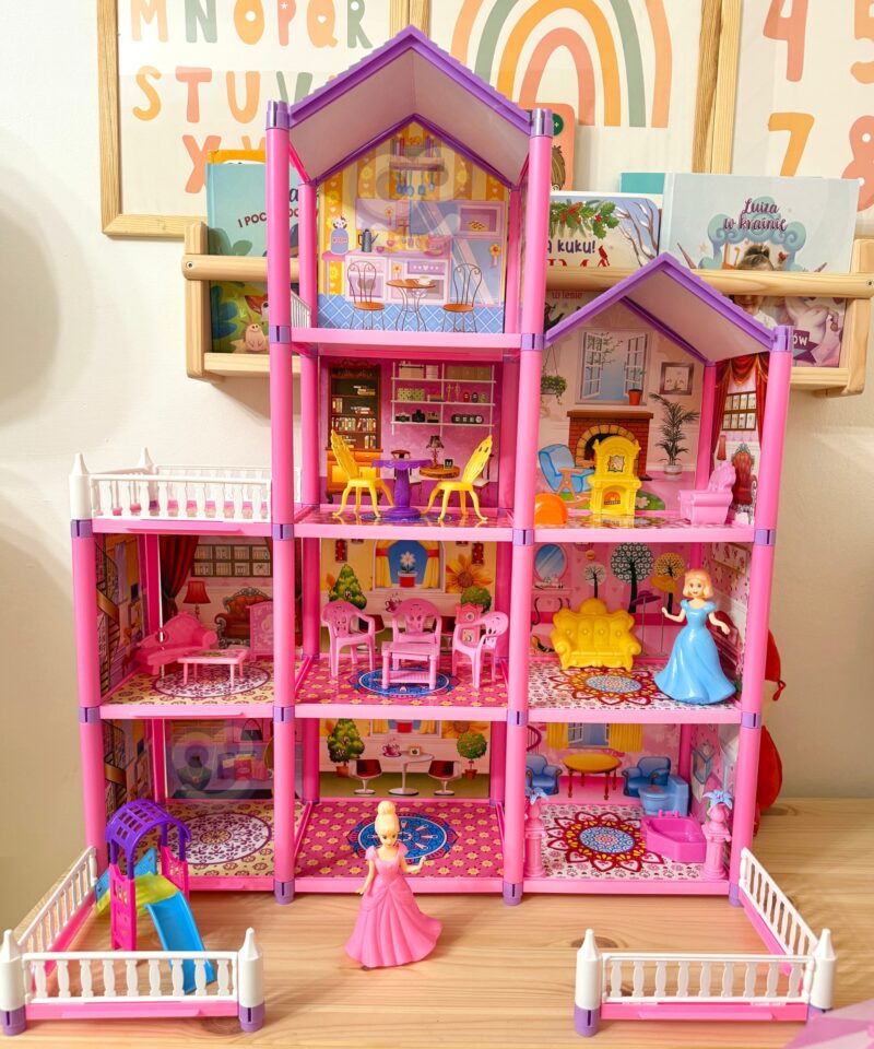 Nukumaja koos tegelaskujudega