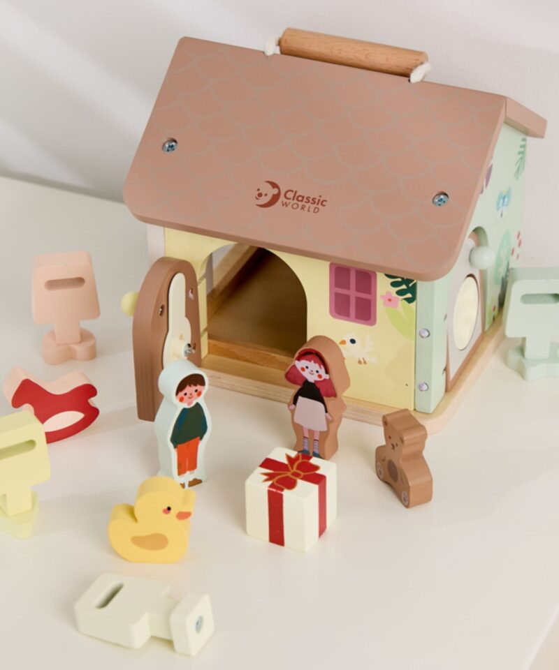 Mängumaja erksate värvide ja illustratsioonidega