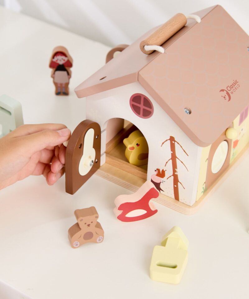 Mängumaja erksate värvide ja illustratsioonidega