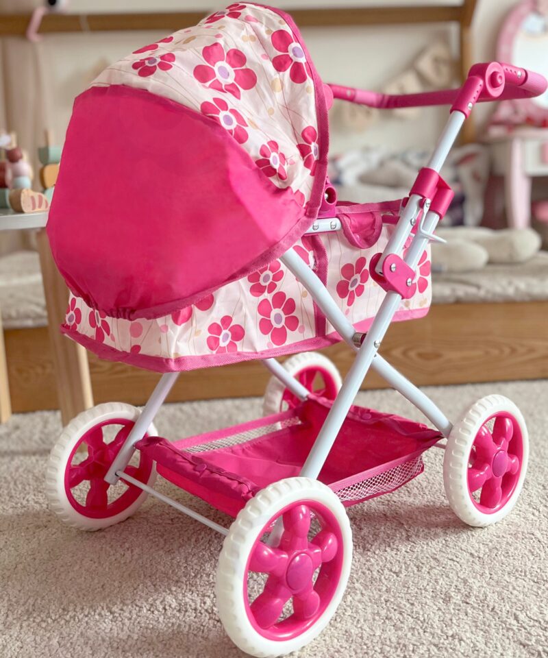 Laps mängib nuku vankriga